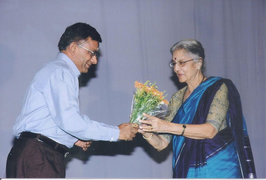 Prof. Rajaraman, Former Principal welcoming Smt.Vimala Rangachar on the occasion of the inauguration of the 4th floor on 4th Sep. 2012